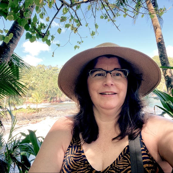 Meet your Posher, Melissa - Picture 3 of 3